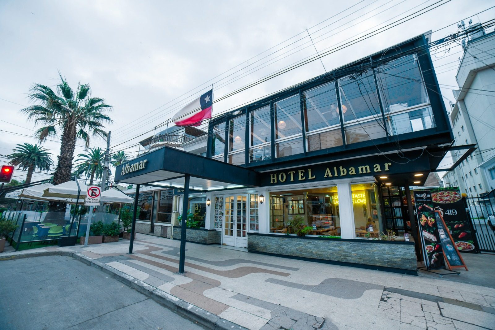 Fachada del Hotel Albamar en Av. San Martín, Viña del Mar
